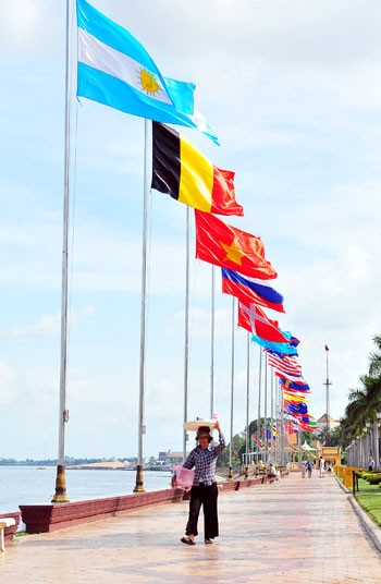 PM Nguyen Tan Dung attends 21 ASEAN summit - ảnh 1